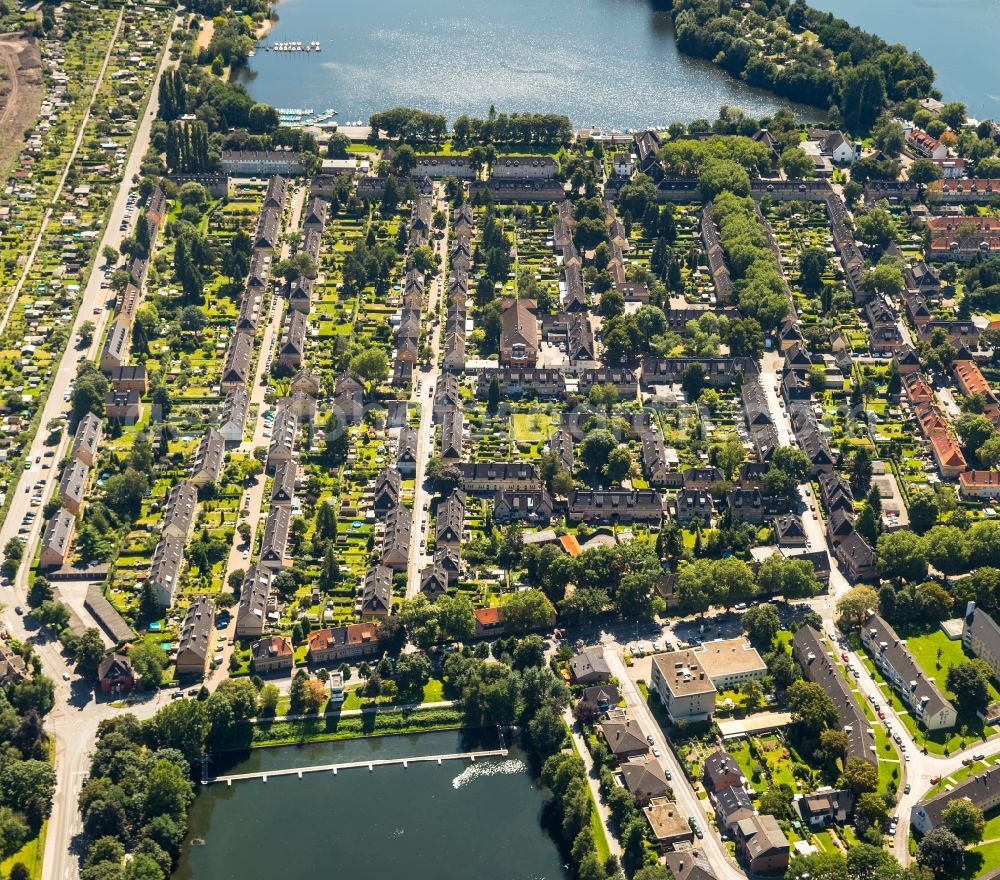 Aerial image Duisburg - Residential area of the multi-family house settlement Gartenstadt Wedau in Duisburg in the state North Rhine-Westphalia