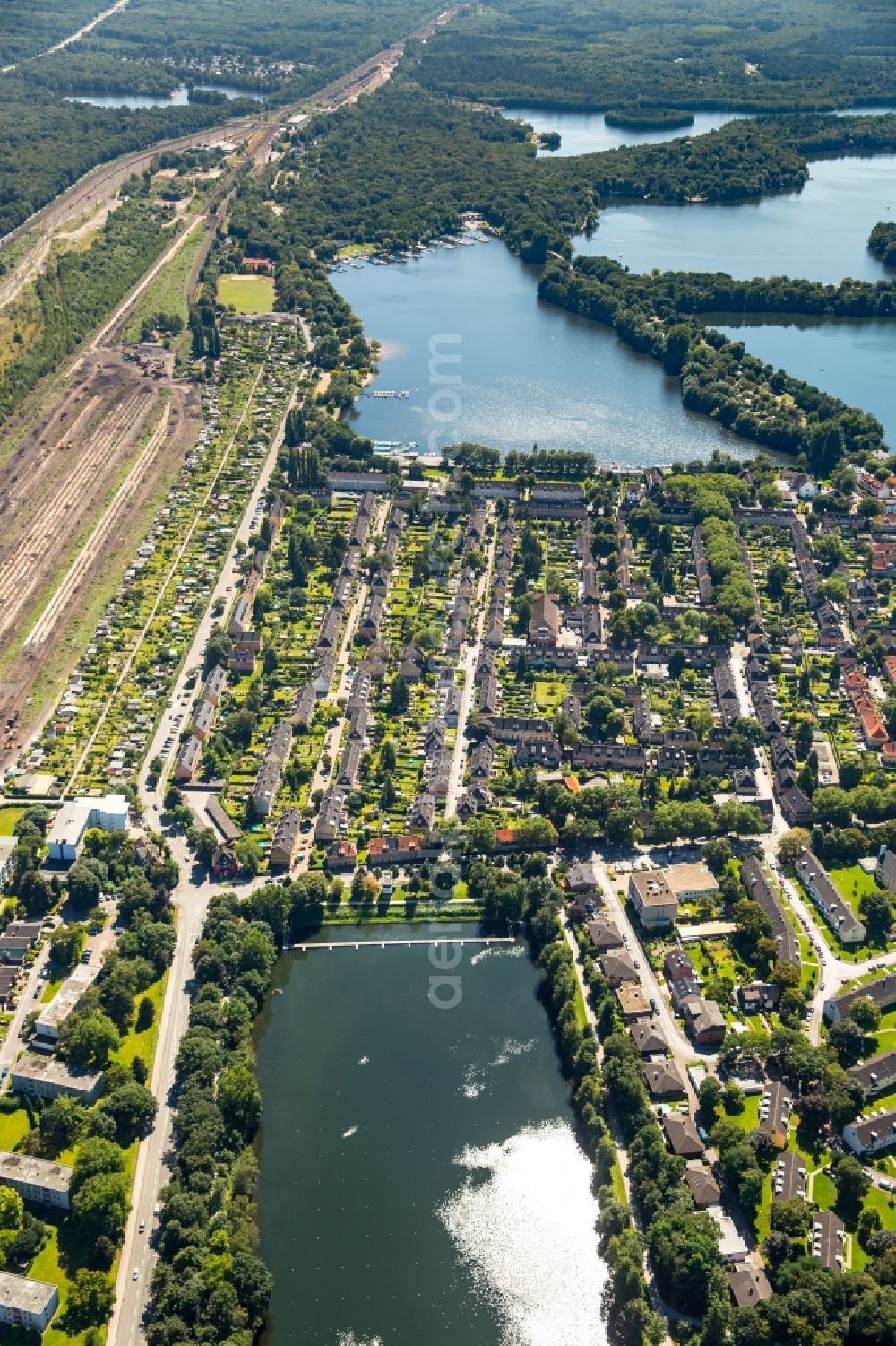 Aerial photograph Duisburg - Residential area of the multi-family house settlement Gartenstadt Wedau in Duisburg in the state North Rhine-Westphalia