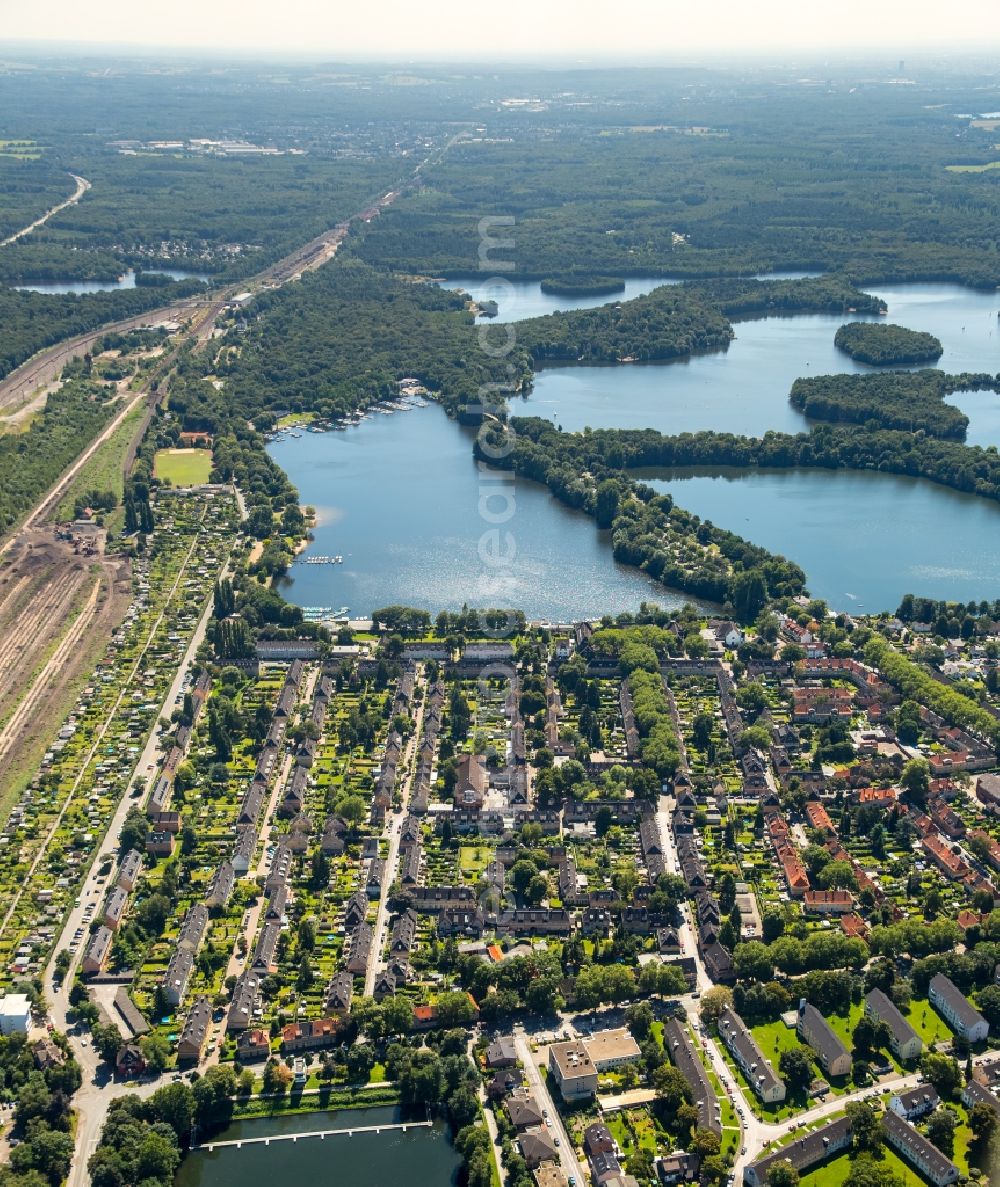 Duisburg from above - Residential area of the multi-family house settlement Gartenstadt Wedau in Duisburg in the state North Rhine-Westphalia