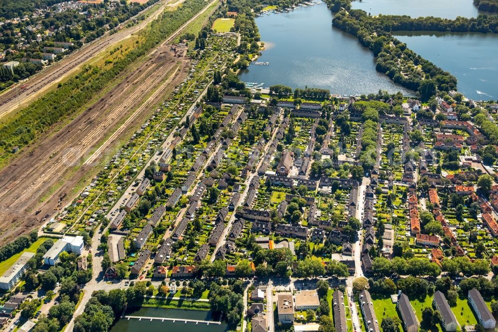 Duisburg from the bird's eye view: Residential area of the multi-family house settlement Gartenstadt Wedau in Duisburg in the state North Rhine-Westphalia