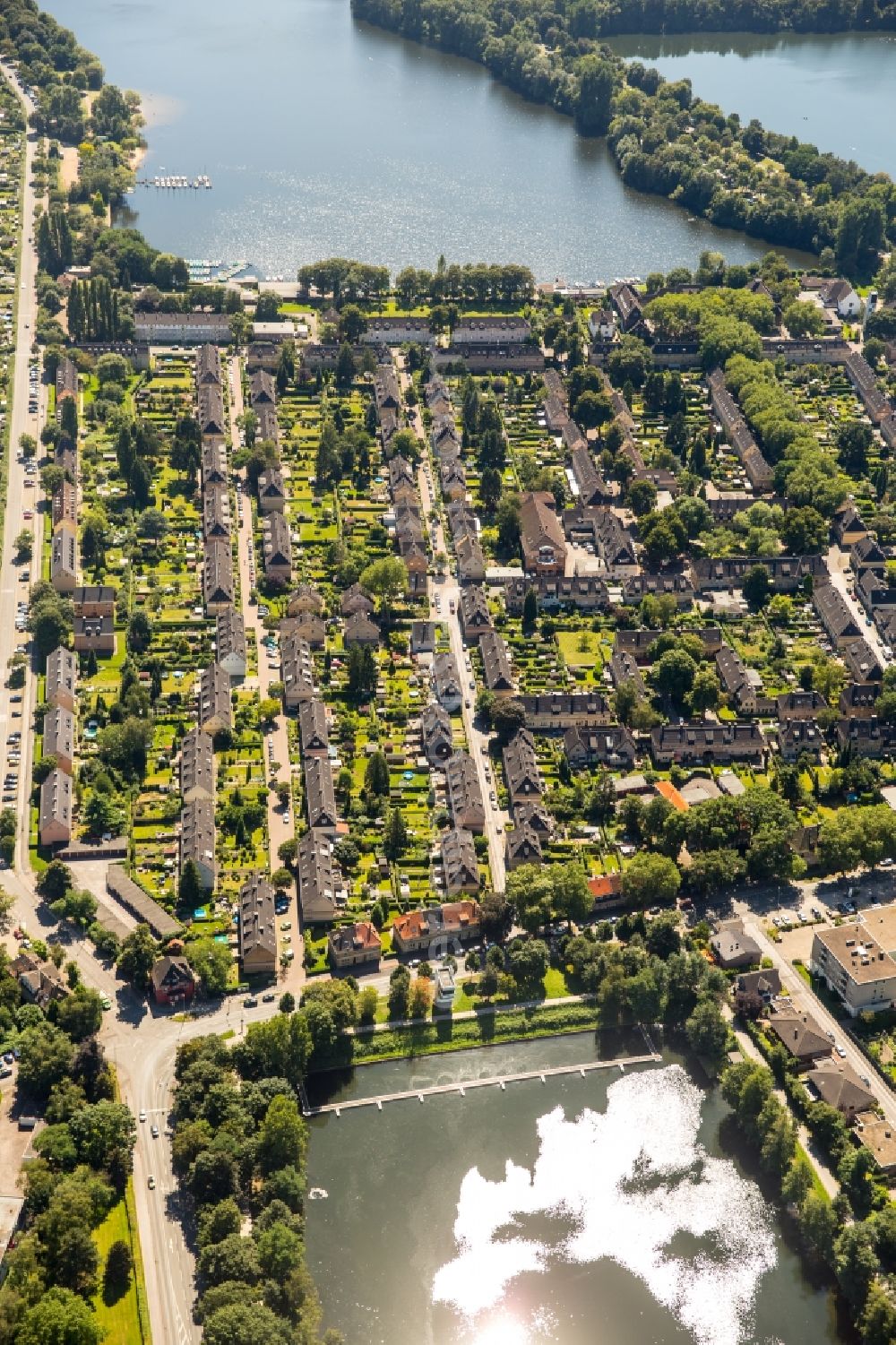 Duisburg from above - Residential area of the multi-family house settlement Gartenstadt Wedau in Duisburg in the state North Rhine-Westphalia