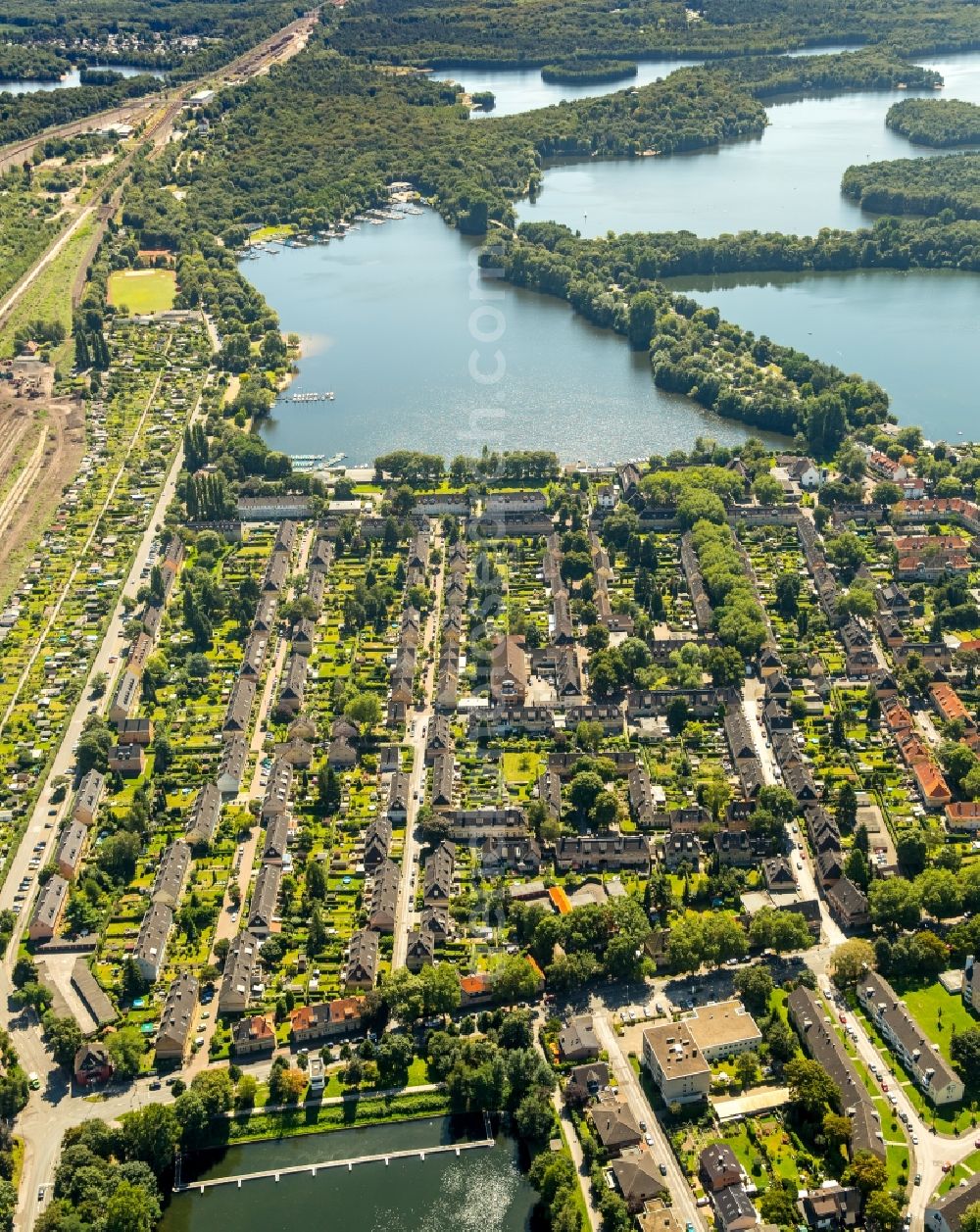 Duisburg from the bird's eye view: Residential area of the multi-family house settlement Gartenstadt Wedau in Duisburg in the state North Rhine-Westphalia