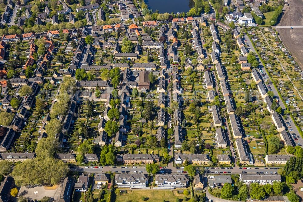 Aerial image Duisburg - Residential area of the multi-family house settlement Gartenstadt Wedau in Duisburg in the state North Rhine-Westphalia