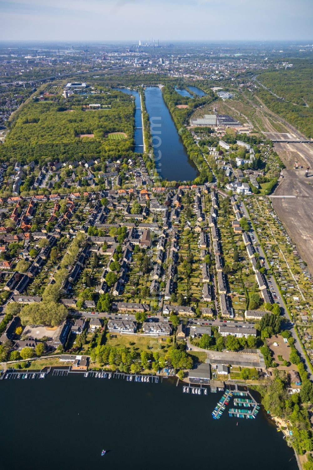 Duisburg from above - Residential area of the multi-family house settlement Gartenstadt Wedau in Duisburg in the state North Rhine-Westphalia