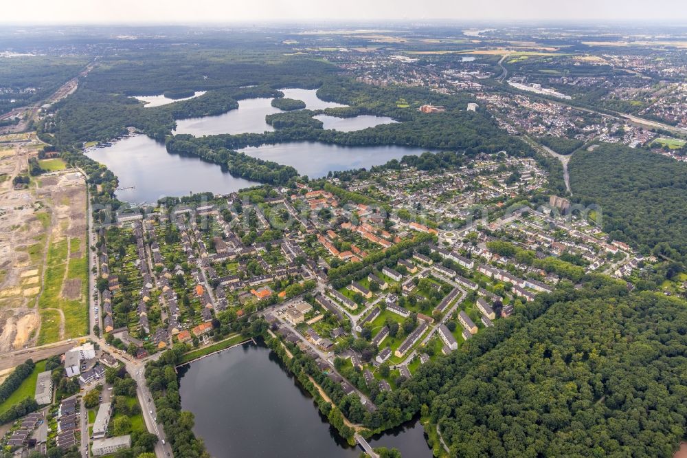 Duisburg from the bird's eye view: Residential area of the multi-family house settlement Gartenstadt Wedau in Duisburg in the state North Rhine-Westphalia