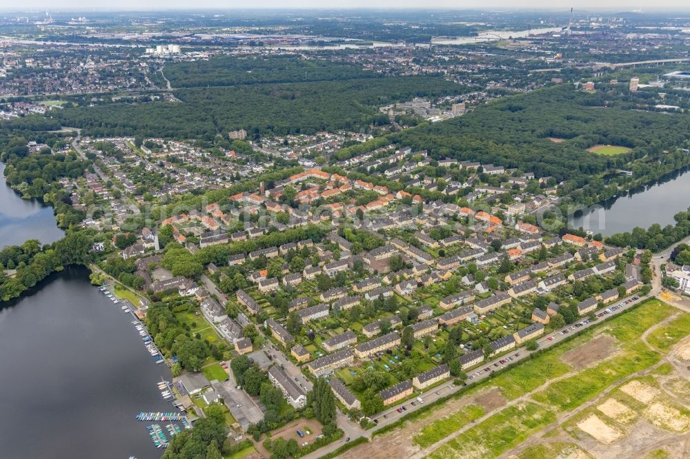 Aerial image Duisburg - Residential area of the multi-family house settlement Gartenstadt Wedau in Duisburg at Ruhrgebiet in the state North Rhine-Westphalia