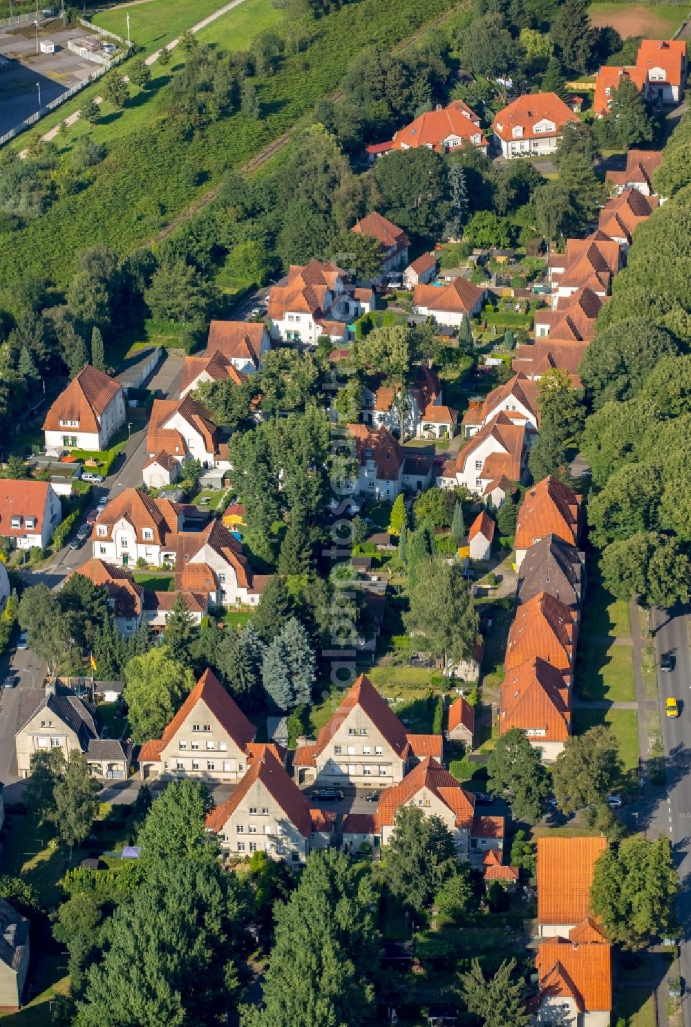 Aerial image Bottrop - Residential area of a multi-family house settlement Gartenstadt Welheim in Bottrop in the state North Rhine-Westphalia