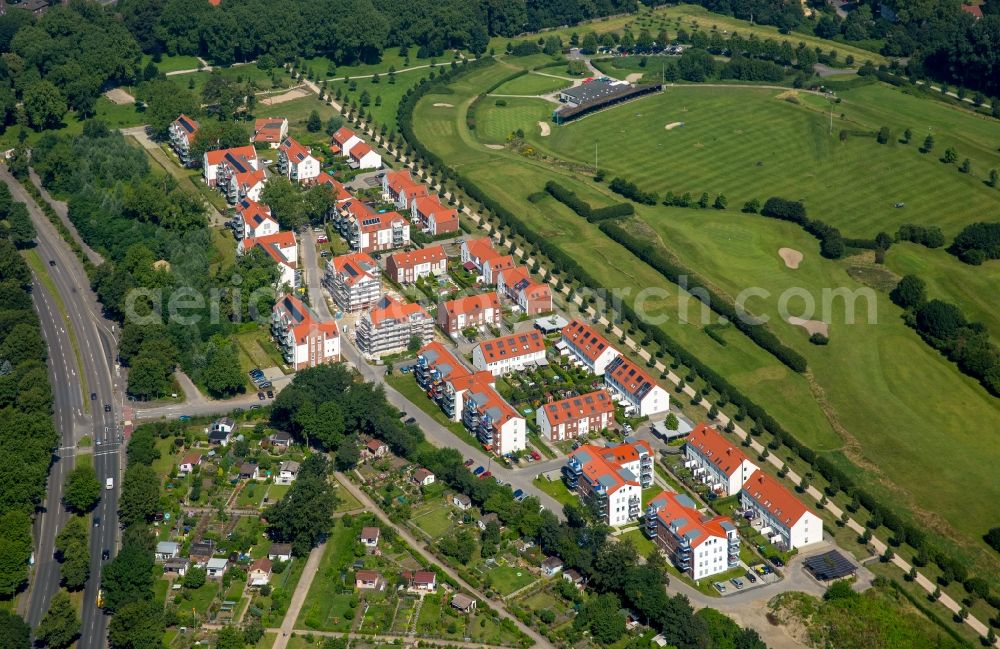 Aerial photograph Gelsenkirchen - Residential a multi-family house settlement on Bowen garden next to the golf course at the Golf Club Schloss Horst e.V. at the former racetrack Horst in Gelsenkirchen in North Rhine-Westphalia