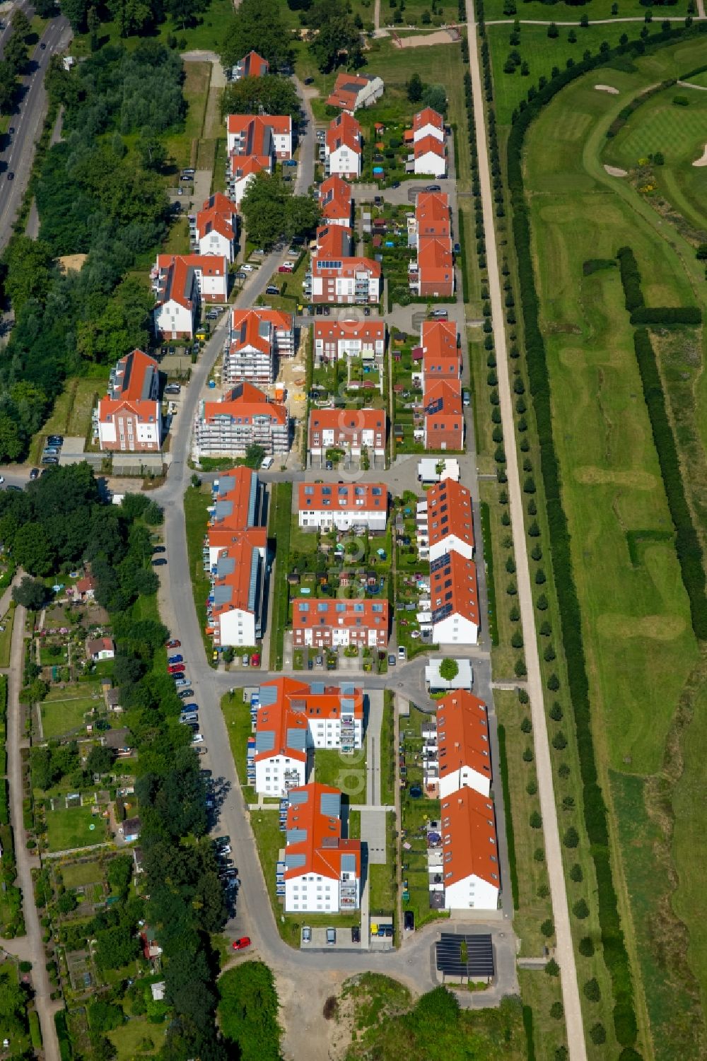 Gelsenkirchen from above - Residential a multi-family house settlement on Bowen garden next to the golf course at the Golf Club Schloss Horst e.V. at the former racetrack Horst in Gelsenkirchen in North Rhine-Westphalia