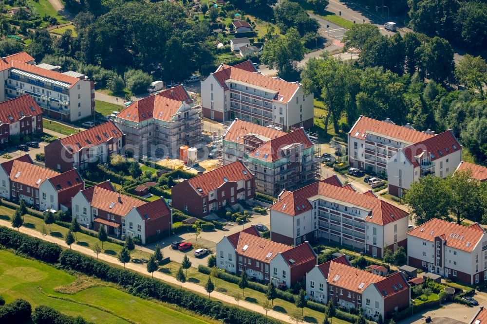 Gelsenkirchen from above - Residential a multi-family house settlement on Bowen garden next to the golf course at the Golf Club Schloss Horst e.V. at the former racetrack Horst in Gelsenkirchen in North Rhine-Westphalia