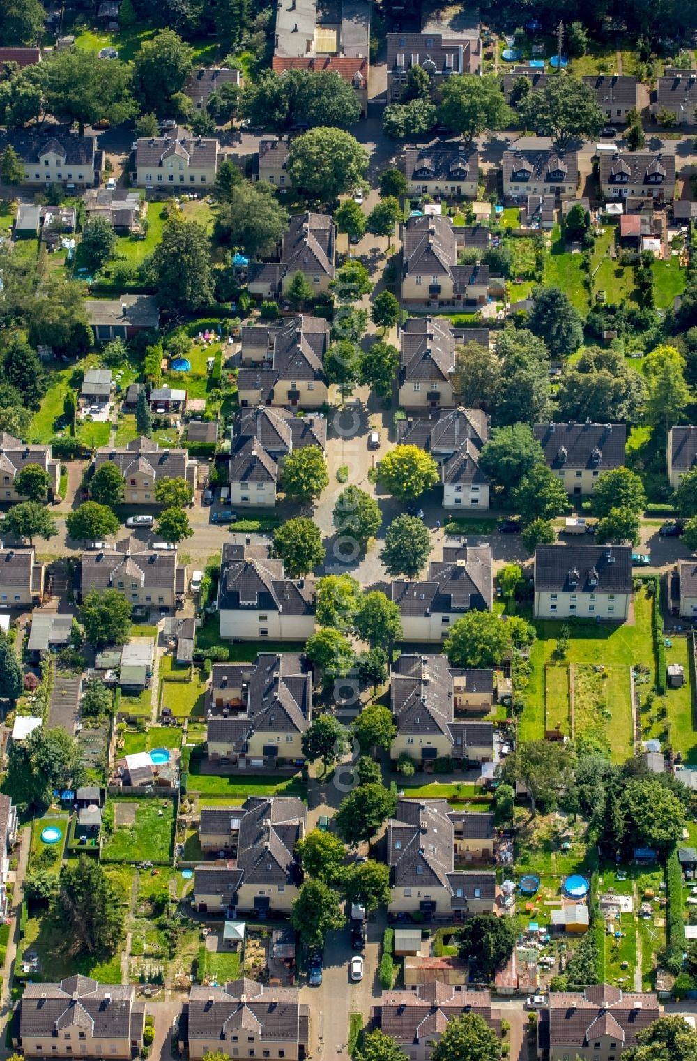 Aerial image Gelsenkirchen - Residential area of a multi-family house settlement Floetz Dickebank in Gelsenkirchen in the state North Rhine-Westphalia