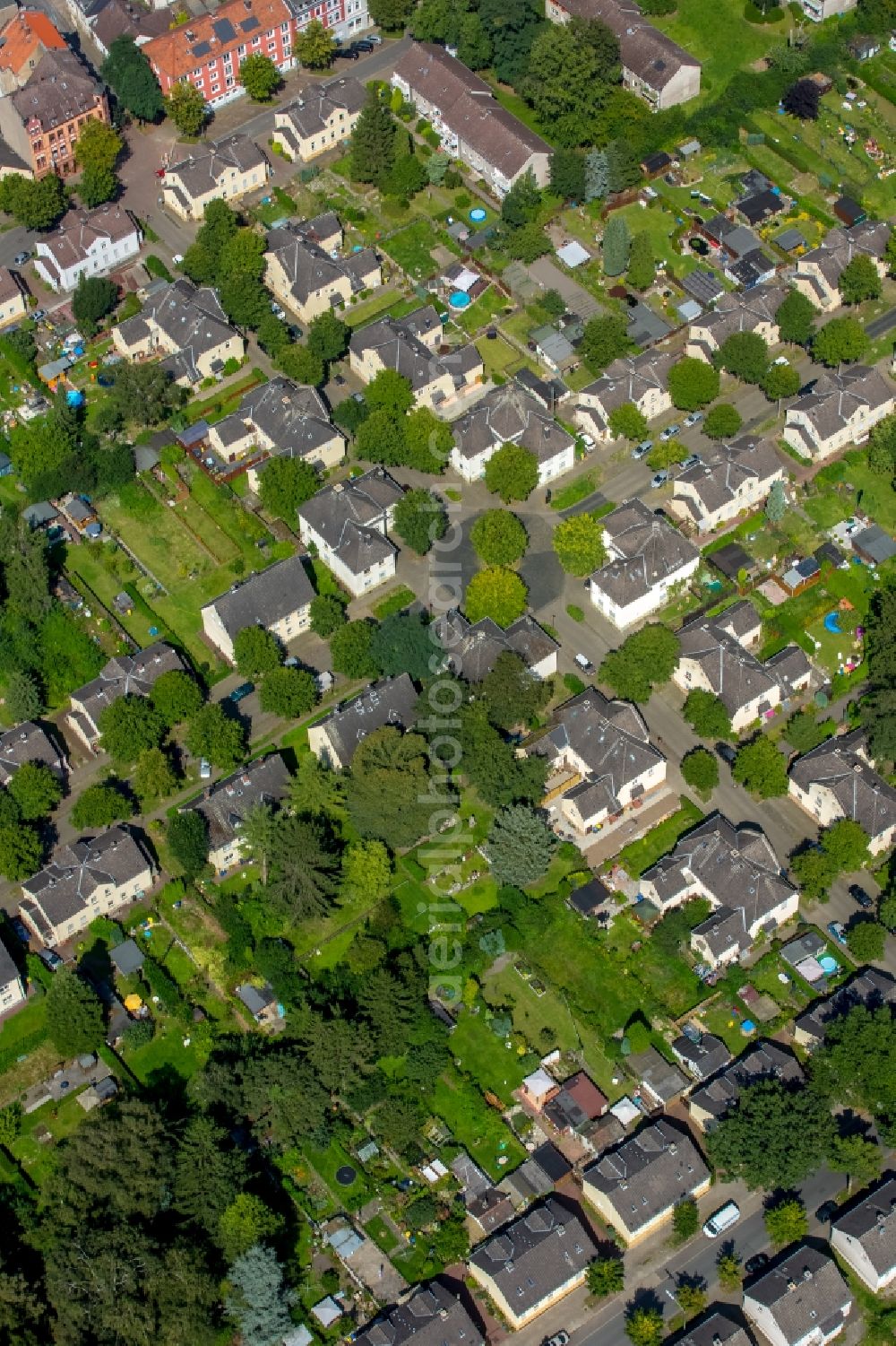 Gelsenkirchen from the bird's eye view: Residential area of a multi-family house settlement Floetz Dickebank in Gelsenkirchen in the state North Rhine-Westphalia