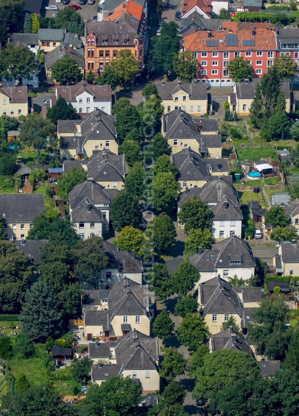 Aerial photograph Gelsenkirchen - Residential area of a multi-family house settlement Floetz Dickebank in Gelsenkirchen in the state North Rhine-Westphalia