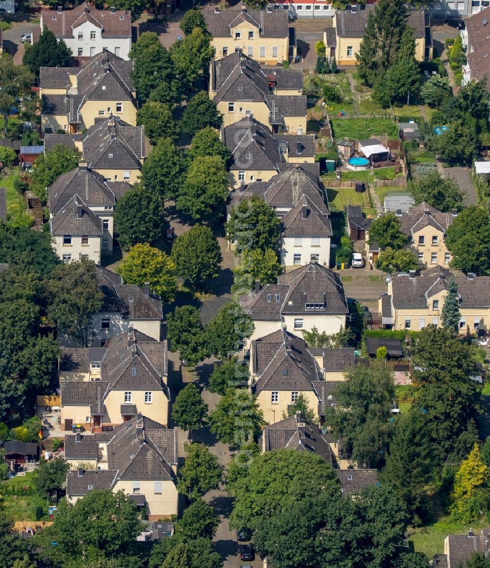 Gelsenkirchen from the bird's eye view: Residential area of a multi-family house settlement Floetz Dickebank in Gelsenkirchen in the state North Rhine-Westphalia