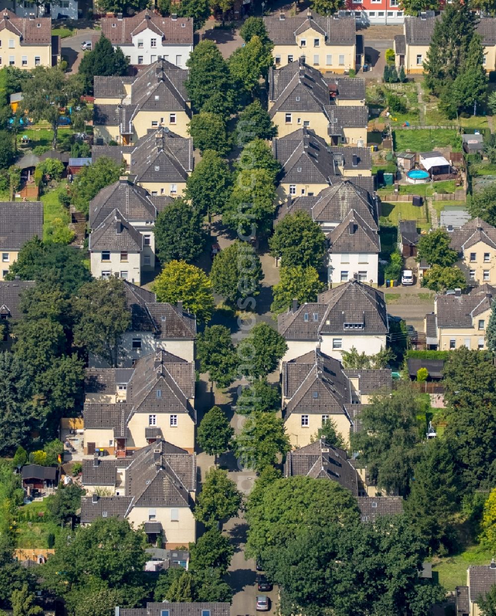 Aerial image Gelsenkirchen - Residential area of a multi-family house settlement Floetz Dickebank in Gelsenkirchen in the state North Rhine-Westphalia