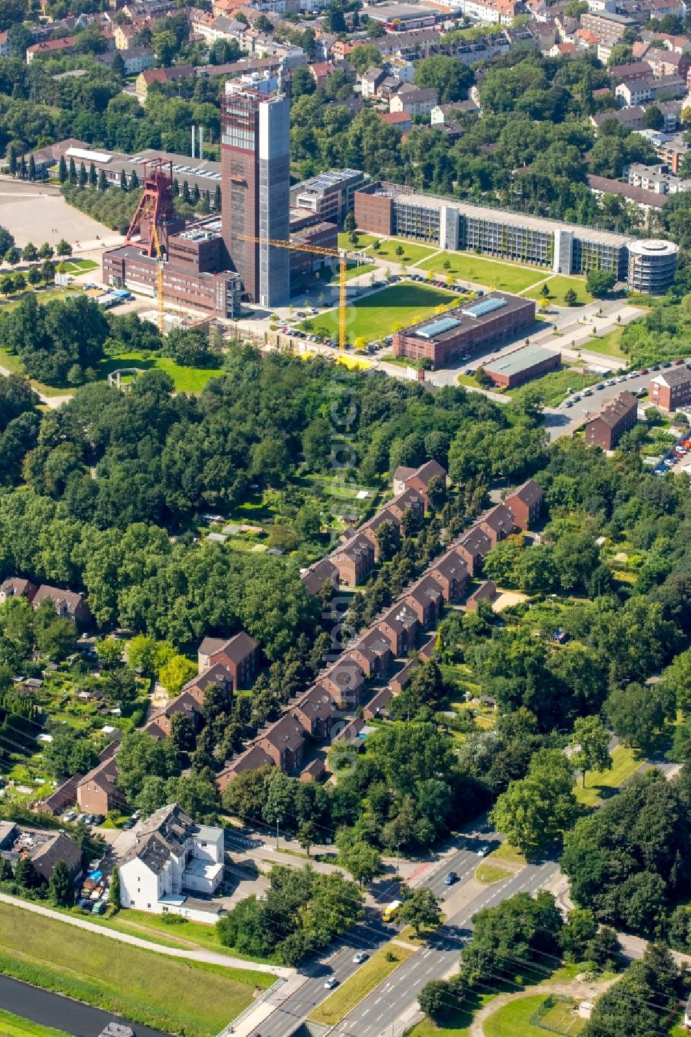 Gelsenkirchen from the bird's eye view: Residential area of a multi-family house settlement at the Wallstrasse in Gelsenkirchen in the state North Rhine-Westphalia