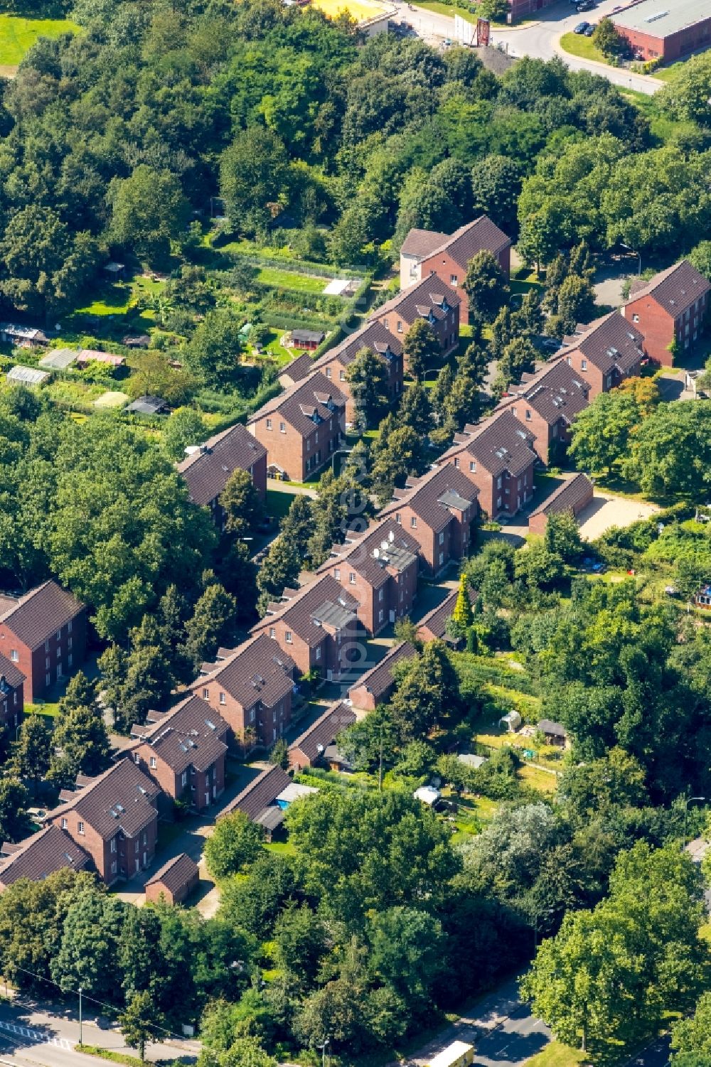 Aerial image Gelsenkirchen - Residential area of a multi-family house settlement at the Wallstrasse in Gelsenkirchen in the state North Rhine-Westphalia