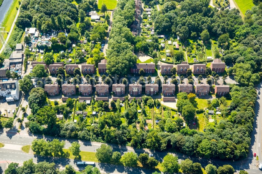 Gelsenkirchen from above - Residential area of a multi-family house settlement at the Wallstrasse in Gelsenkirchen in the state North Rhine-Westphalia