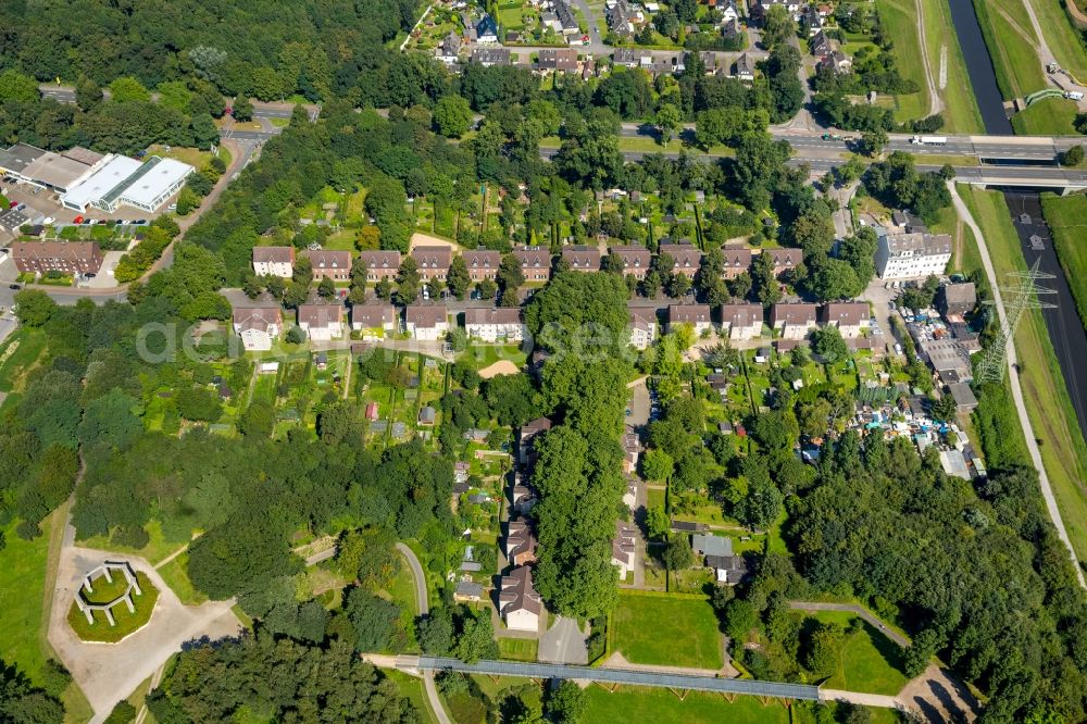 Gelsenkirchen from the bird's eye view: Residential area of a multi-family house settlement at the Wallstrasse in Gelsenkirchen in the state North Rhine-Westphalia