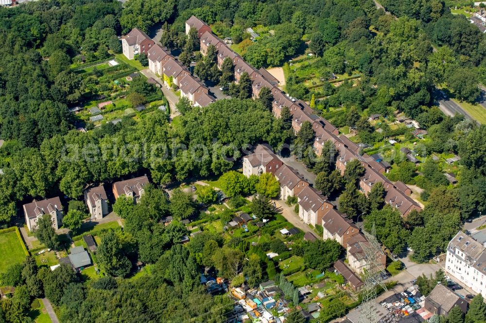 Gelsenkirchen from the bird's eye view: Residential area of a multi-family house settlement at the Wallstrasse in Gelsenkirchen in the state North Rhine-Westphalia