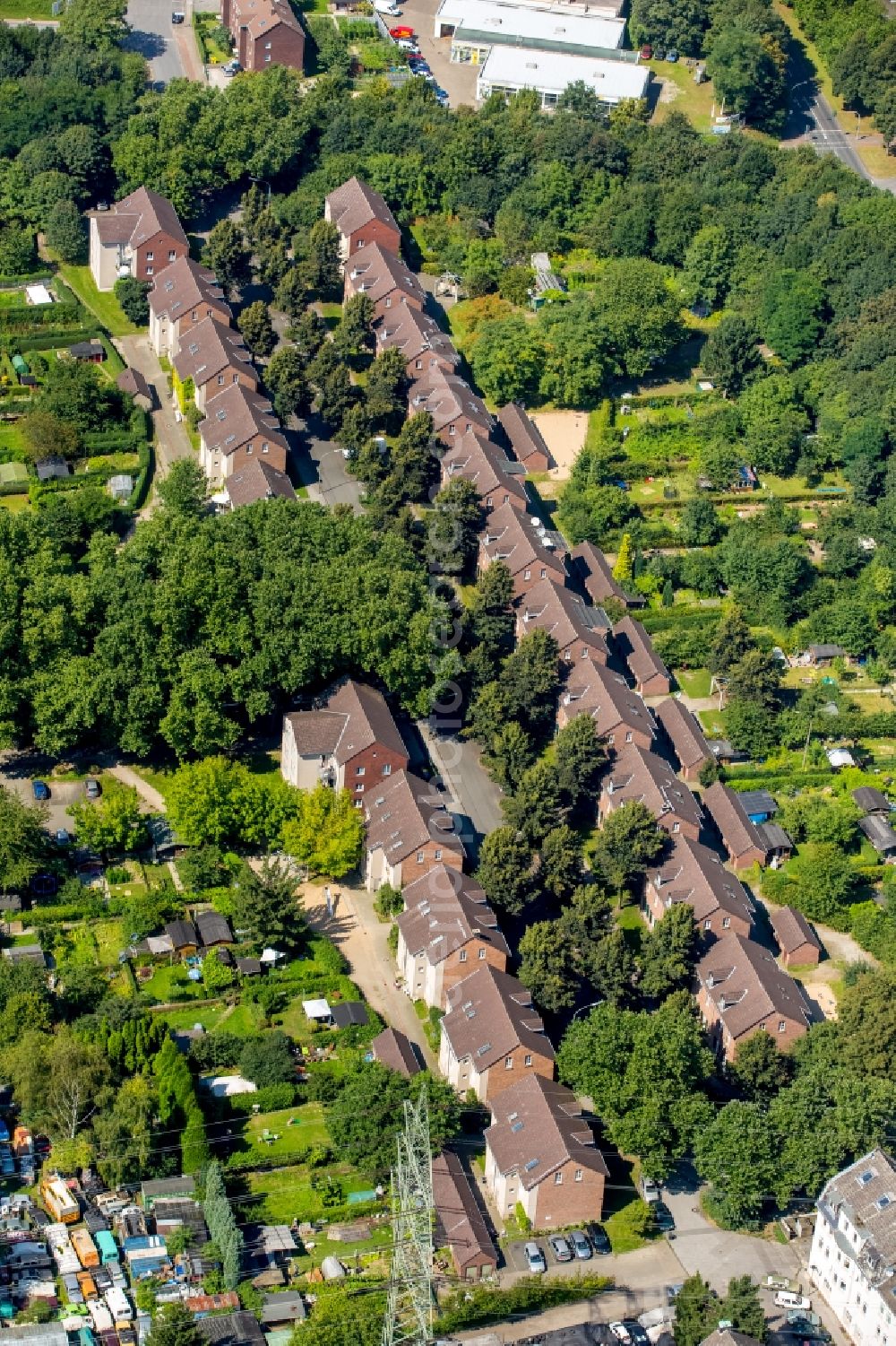 Aerial image Gelsenkirchen - Residential area of a multi-family house settlement at the Wallstrasse in Gelsenkirchen in the state North Rhine-Westphalia