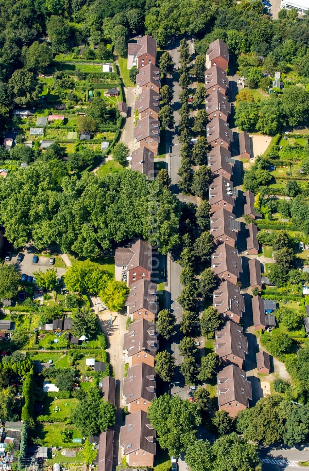 Aerial photograph Gelsenkirchen - Residential area of a multi-family house settlement at the Wallstrasse in Gelsenkirchen in the state North Rhine-Westphalia