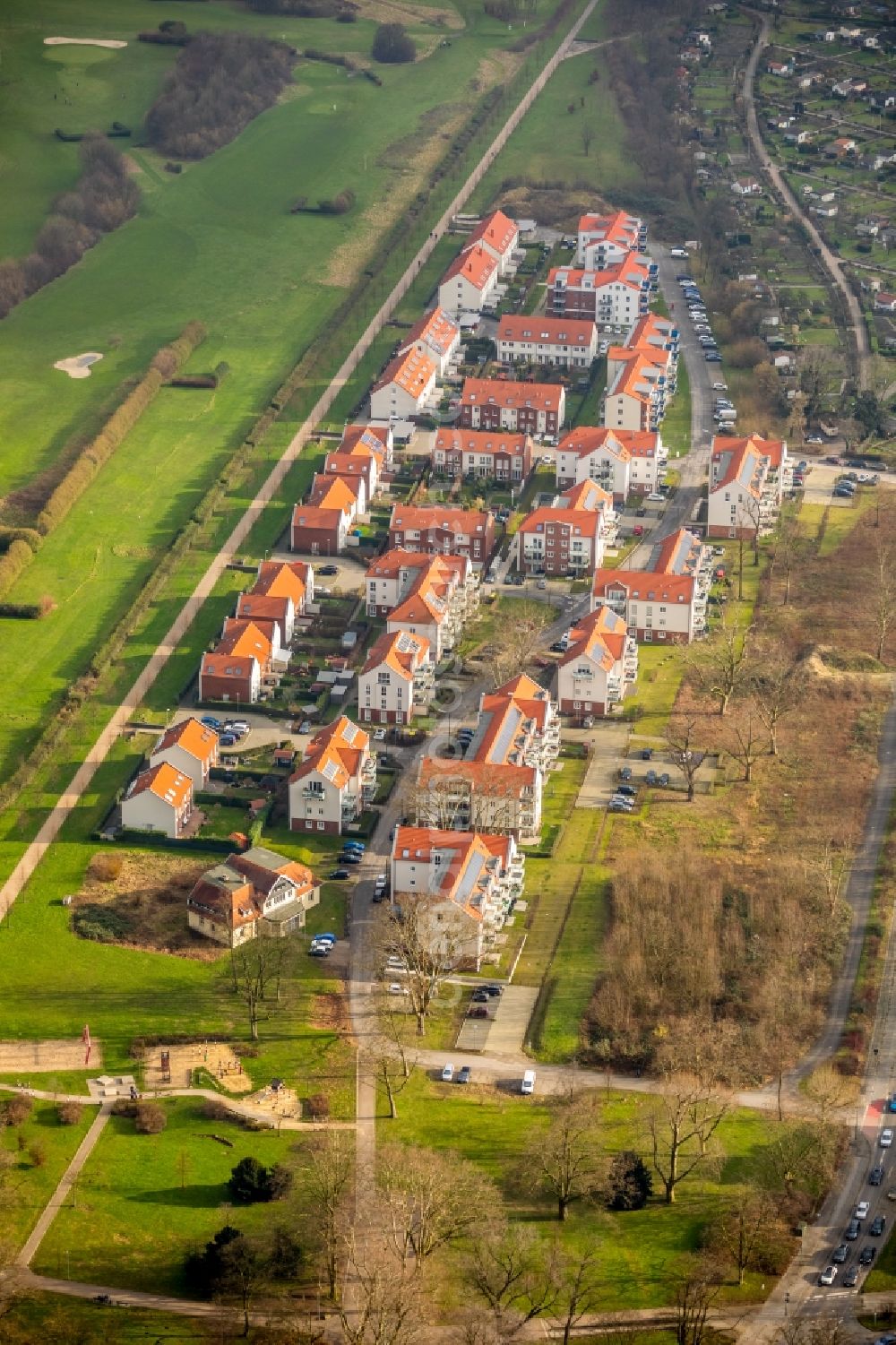 Gelsenkirchen from above - Residential a multi-family house settlement on Bowen garden next to the golf course at the Golf Club Schloss Horst e.V. at the former racetrack Horst in Gelsenkirchen in North Rhine-Westphalia