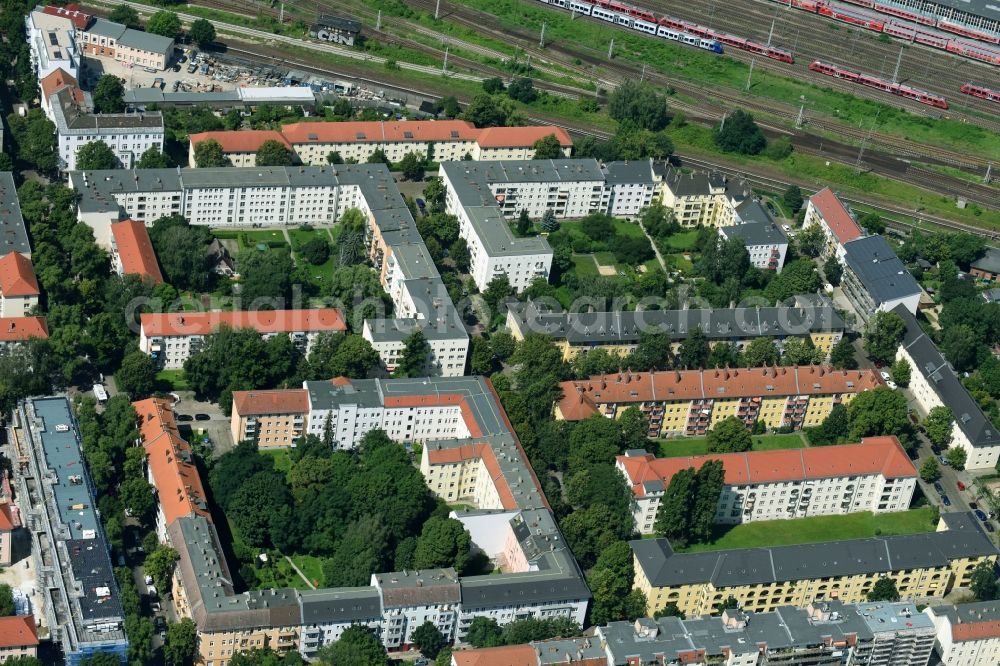 Aerial image Berlin - Residential area of a multi-family house settlement Giselastrasse - Eduardstrasse - Sophienstrasse - Eitelstrasse - Weitlingstrasse in the district Lichtenberg in Berlin, Germany