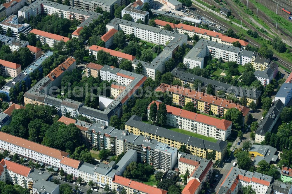 Berlin from the bird's eye view: Residential area of a multi-family house settlement Giselastrasse - Eduardstrasse - Sophienstrasse - Eitelstrasse - Weitlingstrasse in the district Lichtenberg in Berlin, Germany