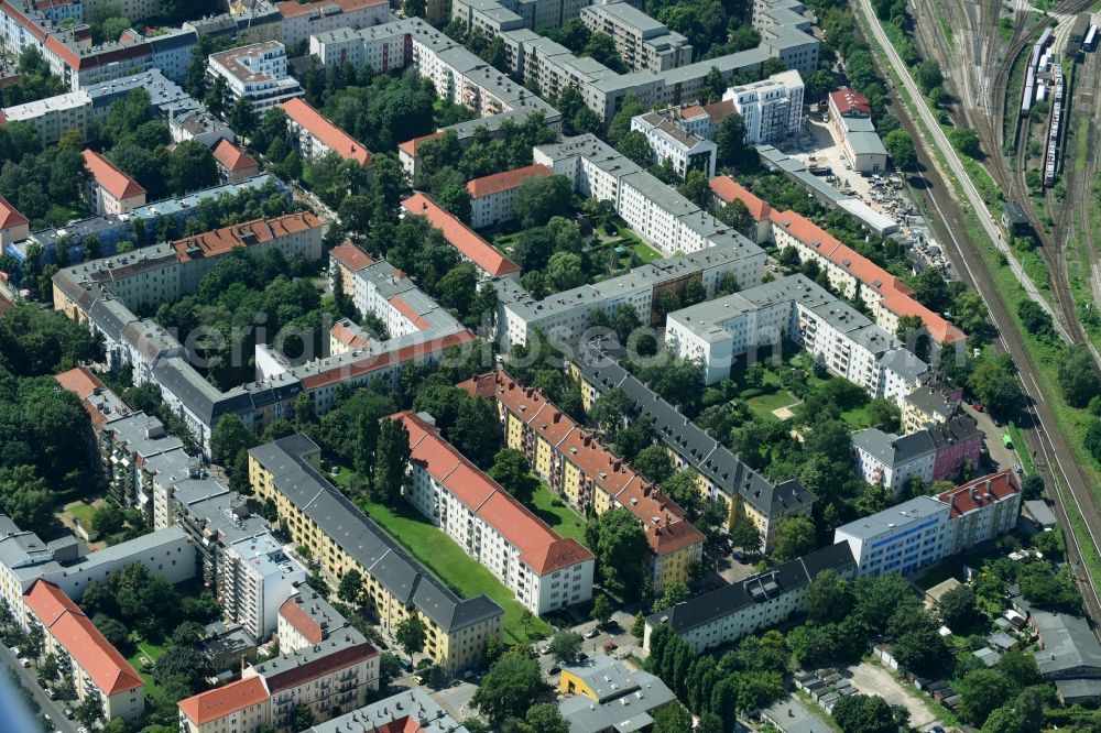 Aerial image Berlin - Residential area of a multi-family house settlement Giselastrasse - Eduardstrasse - Sophienstrasse - Eitelstrasse - Weitlingstrasse in the district Lichtenberg in Berlin, Germany