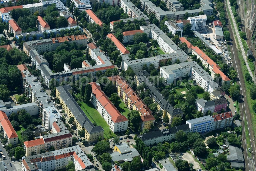 Aerial photograph Berlin - Residential area of a multi-family house settlement Giselastrasse - Eduardstrasse - Sophienstrasse - Eitelstrasse - Weitlingstrasse in the district Lichtenberg in Berlin, Germany