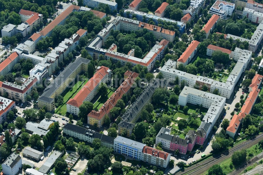 Berlin from the bird's eye view: Residential area of a multi-family house settlement Giselastrasse - Eduardstrasse - Sophienstrasse - Eitelstrasse - Weitlingstrasse in the district Lichtenberg in Berlin, Germany