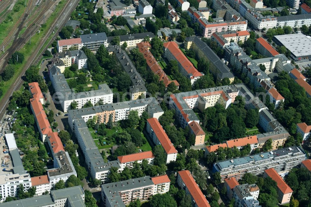 Aerial photograph Berlin - Residential area of a multi-family house settlement Giselastrasse - Eduardstrasse - Sophienstrasse - Eitelstrasse - Weitlingstrasse in the district Lichtenberg in Berlin, Germany