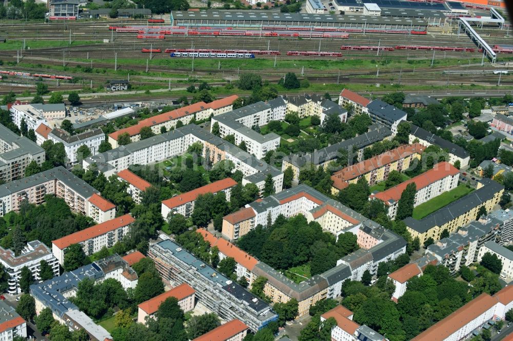 Berlin from the bird's eye view: Residential area of a multi-family house settlement Giselastrasse - Eduardstrasse - Sophienstrasse - Eitelstrasse - Weitlingstrasse in the district Lichtenberg in Berlin, Germany