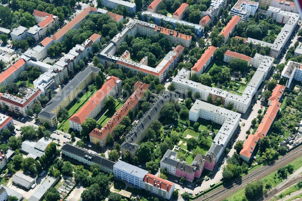 Aerial image Berlin - Residential area of a multi-family house settlement Giselastrasse - Eduardstrasse - Sophienstrasse - Eitelstrasse - Weitlingstrasse in the district Lichtenberg in Berlin, Germany