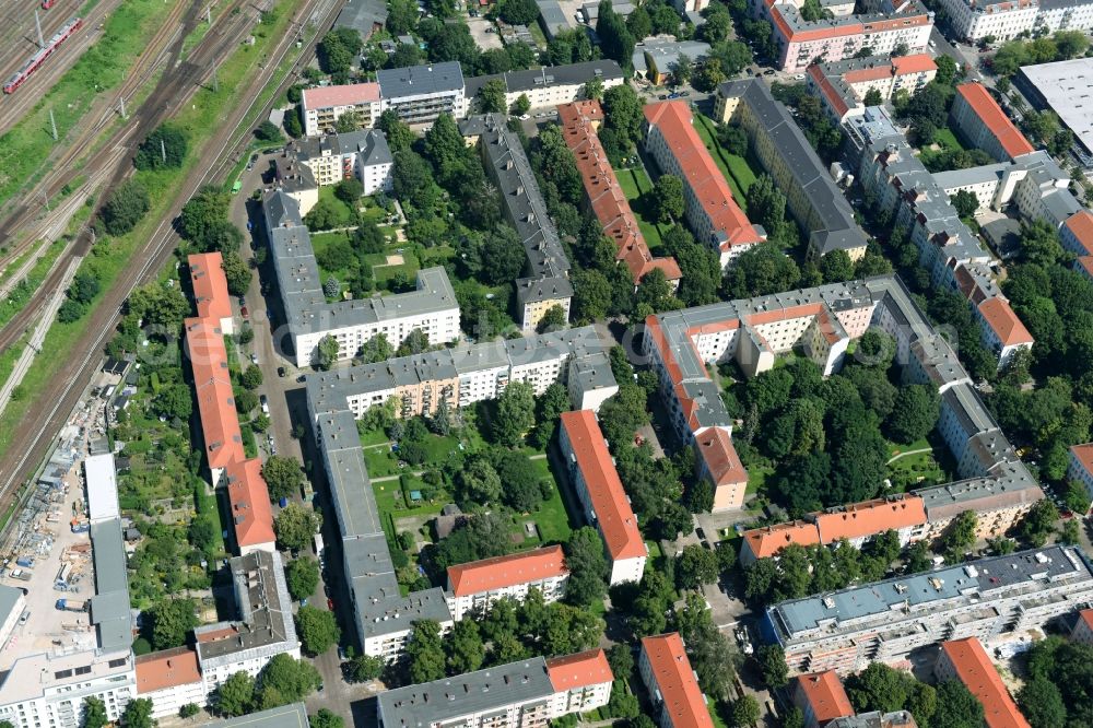 Aerial image Berlin - Residential area of a multi-family house settlement Giselastrasse - Eduardstrasse - Sophienstrasse - Eitelstrasse - Weitlingstrasse in the district Lichtenberg in Berlin, Germany