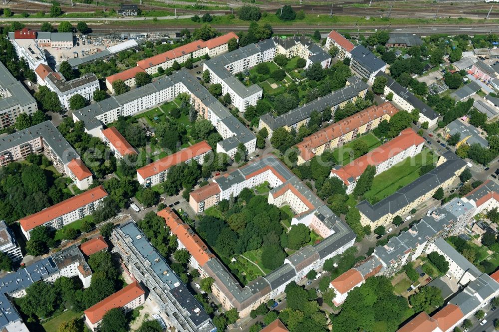 Berlin from the bird's eye view: Residential area of a multi-family house settlement Giselastrasse - Eduardstrasse - Sophienstrasse - Eitelstrasse - Weitlingstrasse in the district Lichtenberg in Berlin, Germany