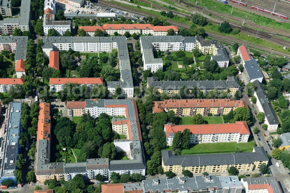 Aerial image Berlin - Residential area of a multi-family house settlement Giselastrasse - Eduardstrasse - Sophienstrasse - Eitelstrasse - Weitlingstrasse in the district Lichtenberg in Berlin, Germany