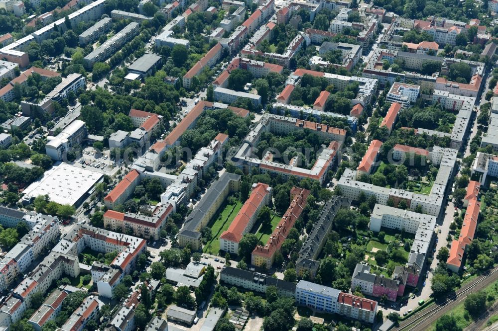 Berlin from the bird's eye view: Residential area of a multi-family house settlement Giselastrasse - Eduardstrasse - Sophienstrasse - Eitelstrasse - Weitlingstrasse in the district Lichtenberg in Berlin, Germany