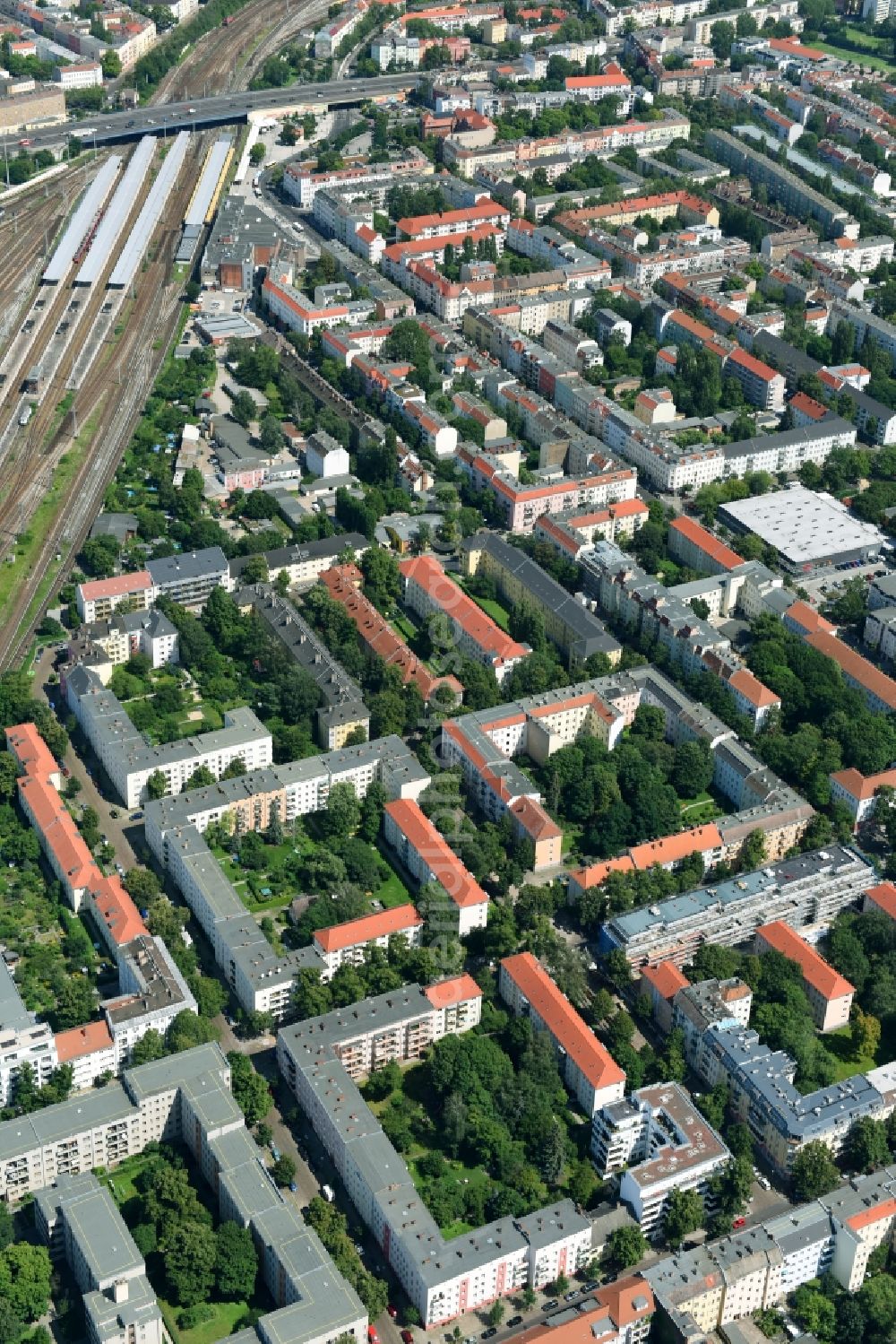 Berlin from the bird's eye view: Residential area of a multi-family house settlement Giselastrasse - Eduardstrasse - Sophienstrasse - Eitelstrasse - Weitlingstrasse in the district Lichtenberg in Berlin, Germany