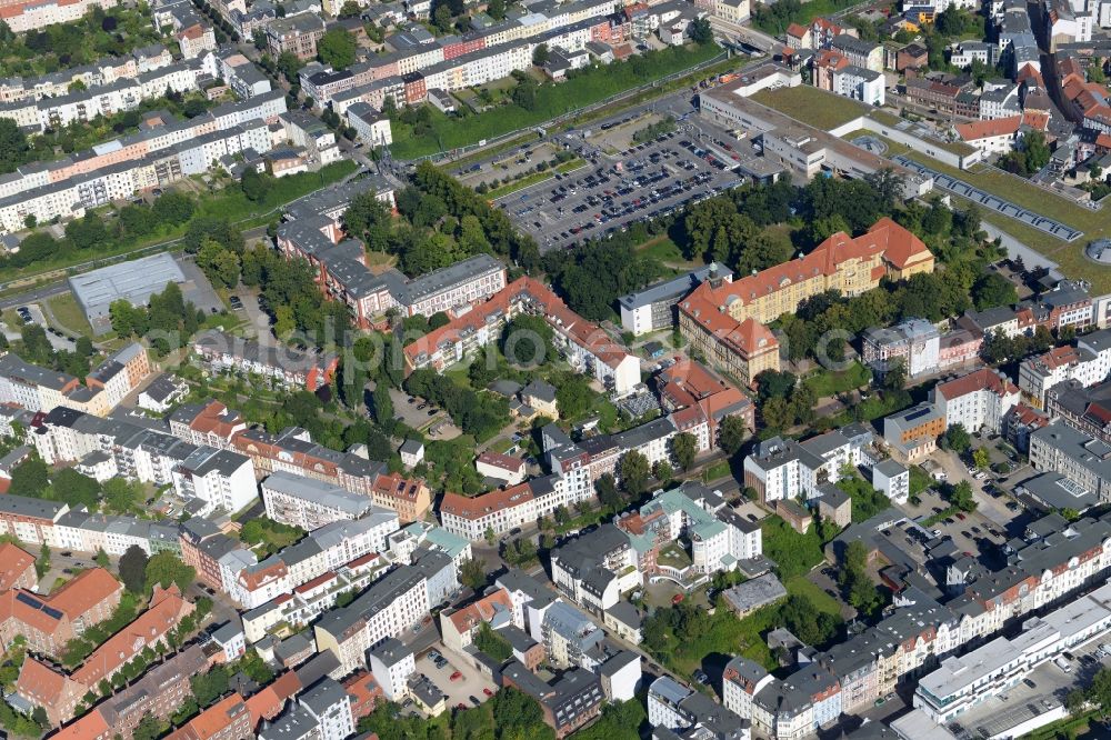 Schwerin from the bird's eye view: Residential area of a multi-family house settlement Goethestrasse in Schwerin in the state Mecklenburg - Western Pomerania