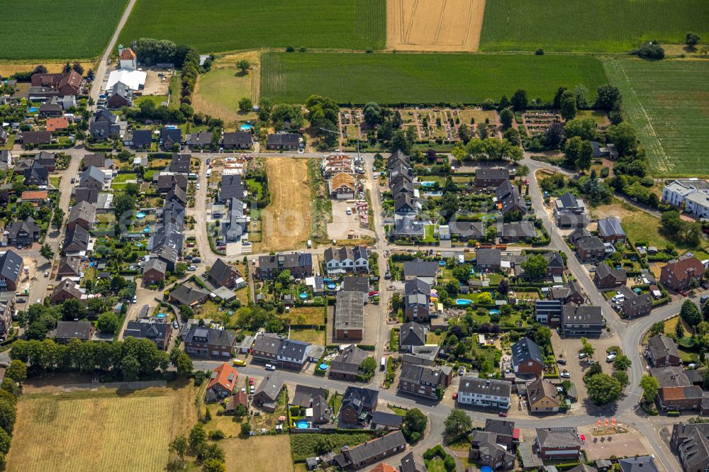 Bislich from above - Residential area of the multi-family house settlement on Gotenstrasse in Bislich in the state North Rhine-Westphalia, Germany