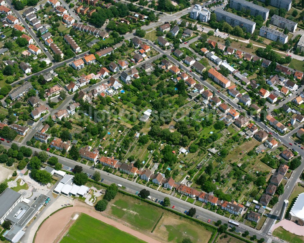 Karlsruhe from the bird's eye view: Residential area of the multi-family house settlement with gardens on street Postweg in the district Nordweststadt in Karlsruhe in the state Baden-Wuerttemberg, Germany