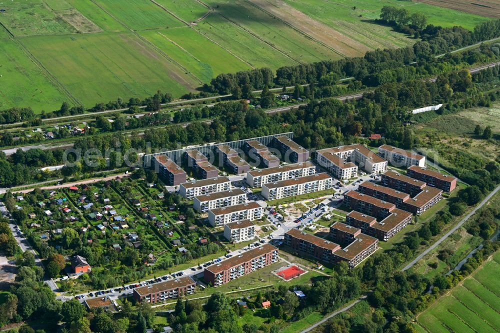 Hamburg from above - Residential area of the multi-family house settlement on street Am Gleisdreieck in the district Billwerder in Hamburg, Germany