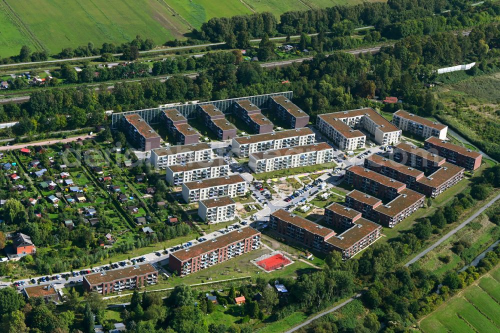 Hamburg from the bird's eye view: Residential area of the multi-family house settlement on street Am Gleisdreieck in the district Billwerder in Hamburg, Germany