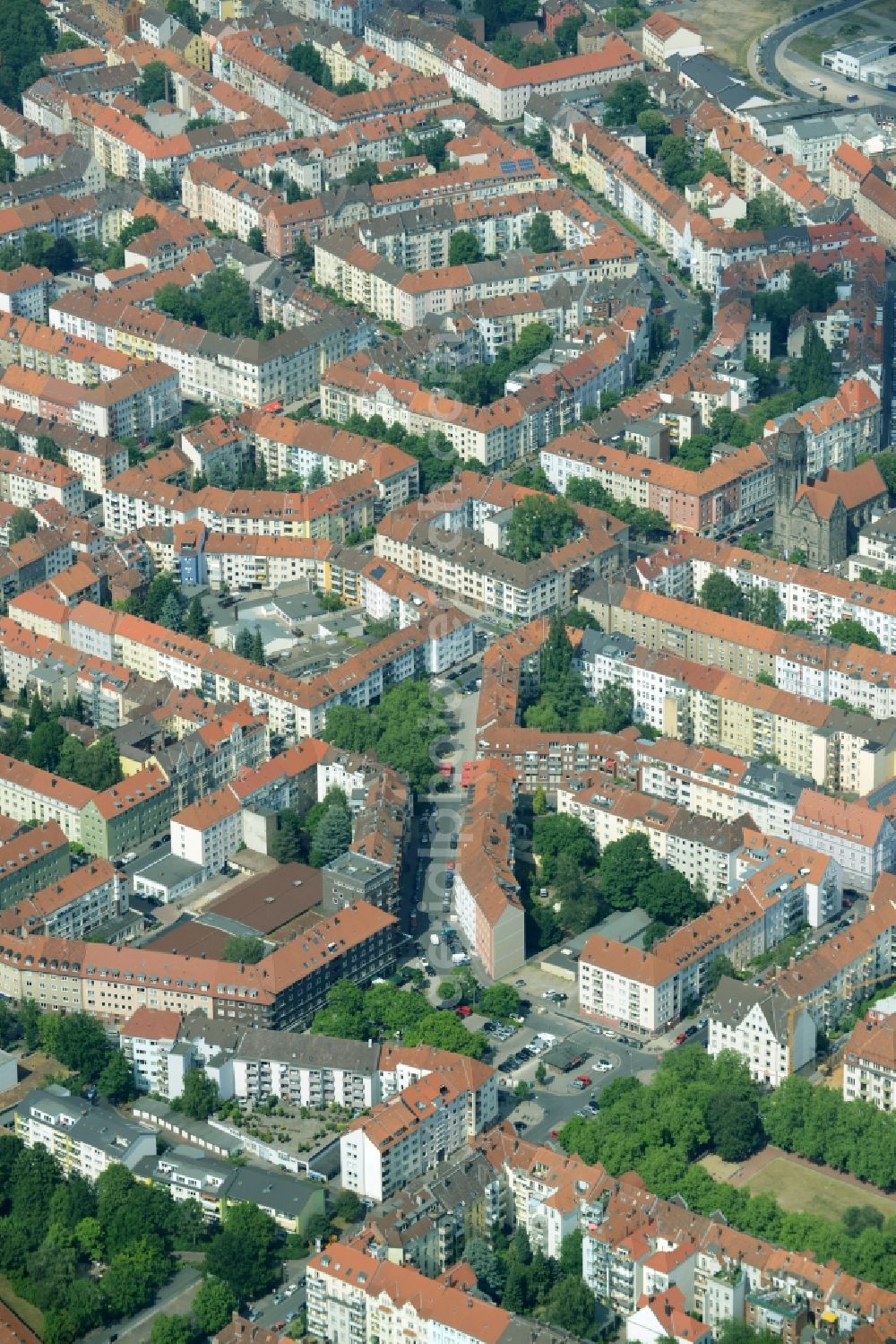 Hannover from the bird's eye view: Roof and wall structures in residential area of a multi-family house settlement Suedstadt in Hannover in the state Lower Saxony