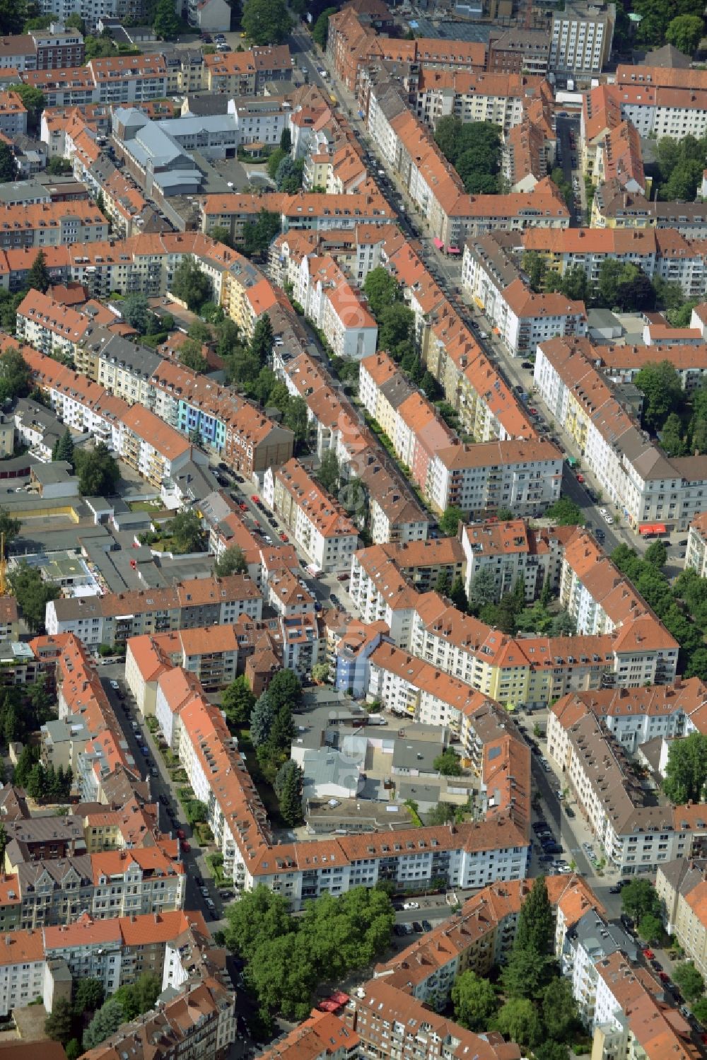 Aerial photograph Hannover - Roof and wall structures in residential area of a multi-family house settlement Suedstadt in Hannover in the state Lower Saxony