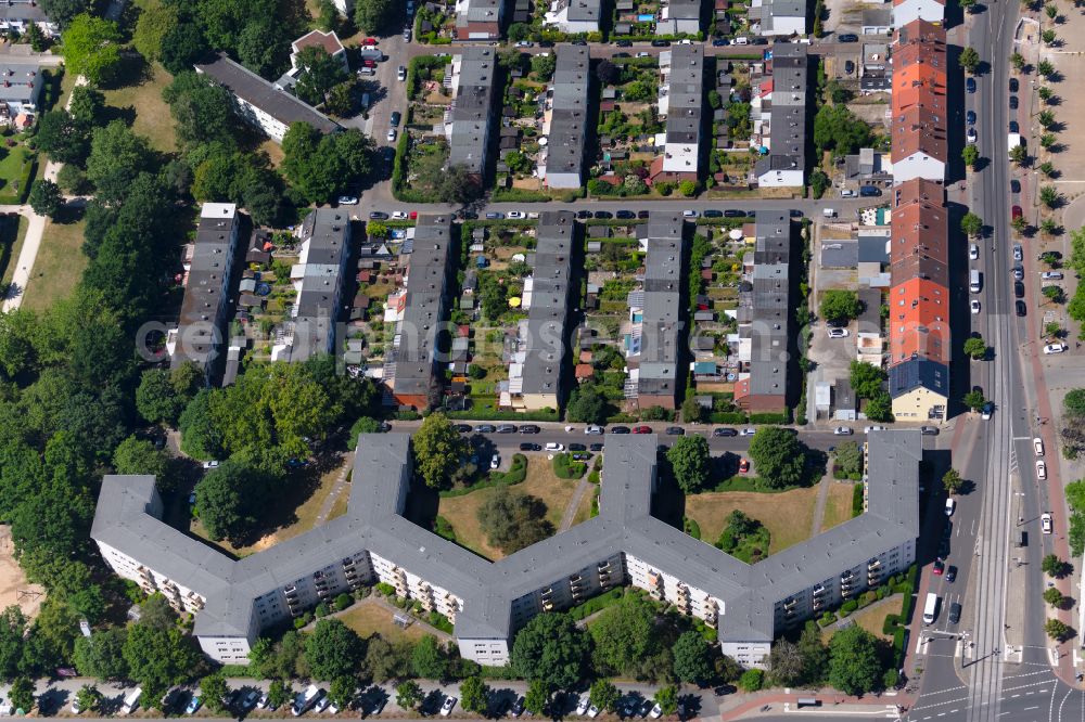 Aerial image Bremen - Residential area of the multi-family house settlement on of Hansestrasse and on Johann-Bornemacher-Strasse in the district Westend in Bremen, Germany