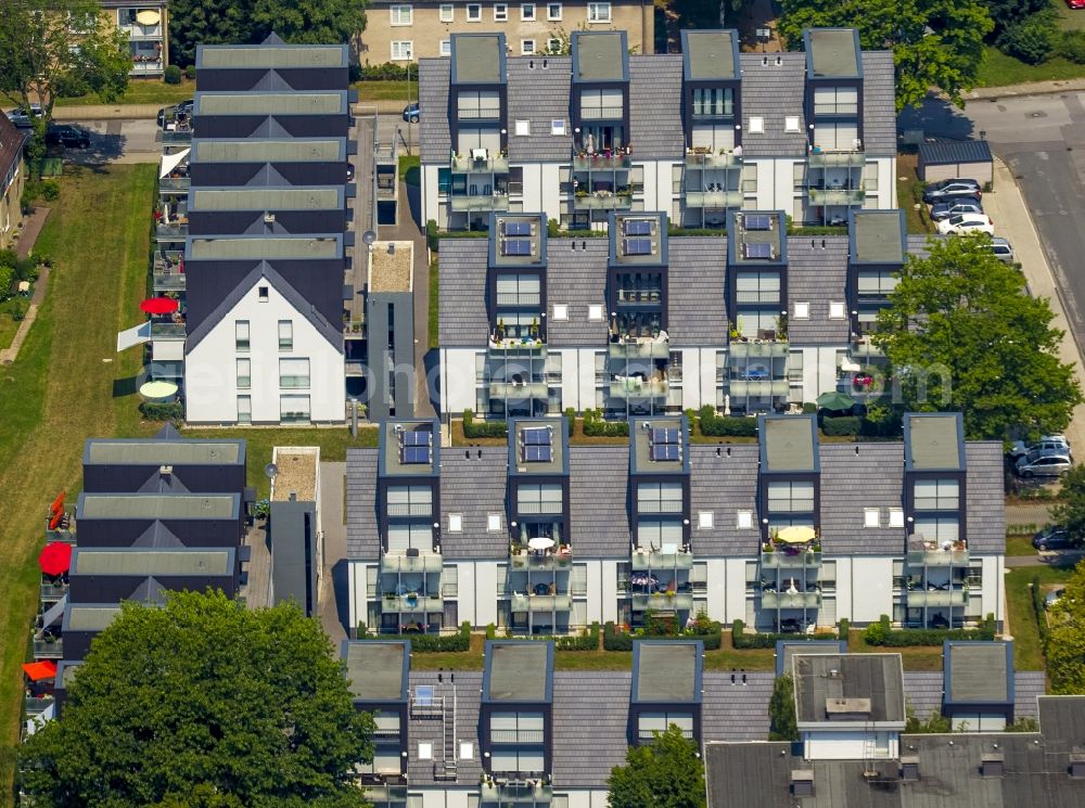 Hattingen from above - Roof and wall structures in residential area of a multi-family house settlement in Hattingen in the state North Rhine-Westphalia