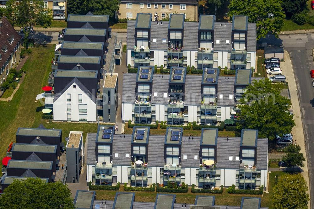 Hattingen from the bird's eye view: Roof and wall structures in residential area of a multi-family house settlement in Hattingen in the state North Rhine-Westphalia